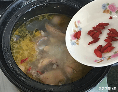 胃病|多位医生呼吁：鸡汤里加“它”无异于“服毒”，再不戒掉，甲腺难扛