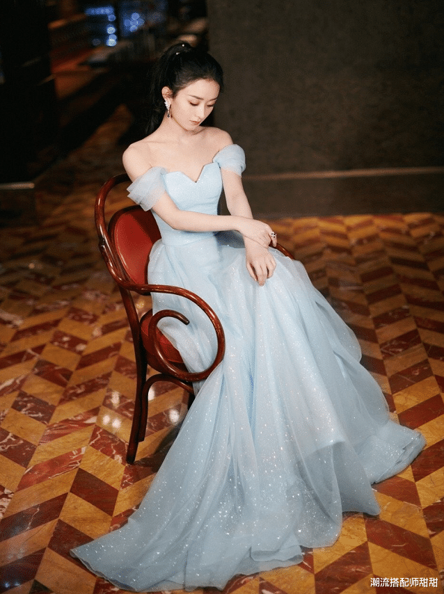 赵丽颖|赵丽颖的身材“瘦而不柴”,骨架明显却有肌肉感,星空裙真挺耀眼