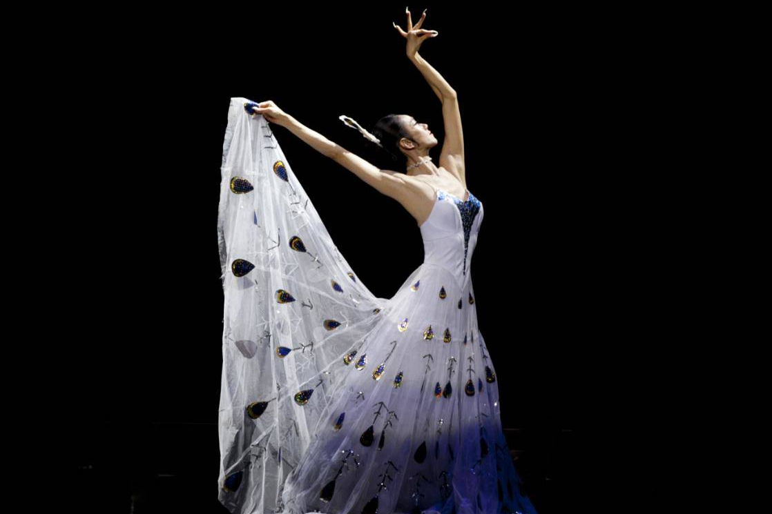 杨丽萍|有一种签名叫杨丽萍，镜头放大十倍后，网友：字迹一般人模仿不来