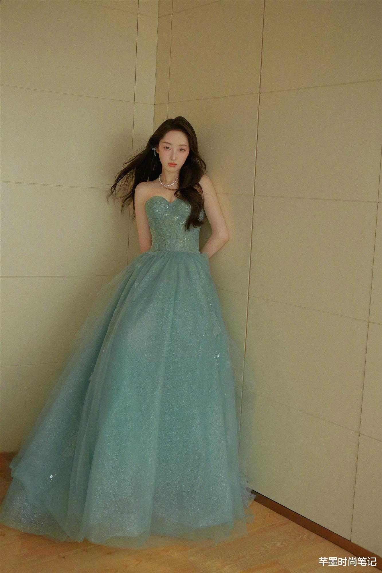 穿衣搭配|蒋梦婕上演穿越风格,穿公主裙手里拿宫廷扇,好有诗情画意