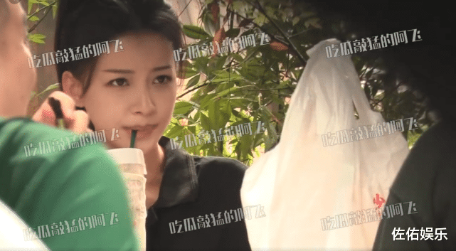 董子健|董子健当众吸烟惹争议，孙怡不顾形象抠鼻，躺男方大腿超级甜