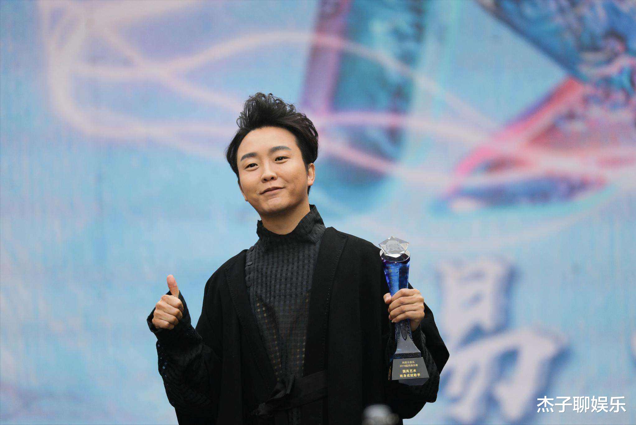 李小璐|星光大道走红，惹怒梅兰芳之子的他，今雪中下跪思念亡父被指作秀