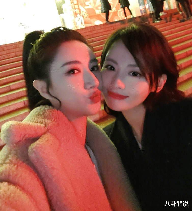 张嘉倪|张嘉倪做客薇娅直播间，35岁皮肤紧致无皱纹，嫁入豪门被宠成公主