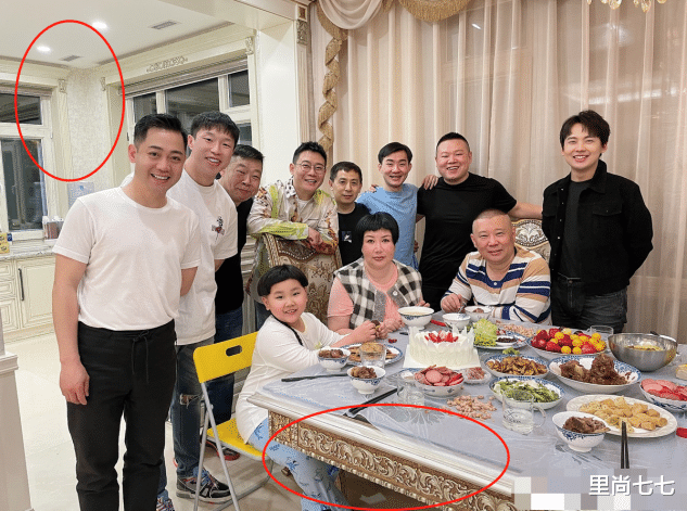 李羲儿|郭德纲老婆罕见登台，穿露肩旗袍体格是老公两倍壮，富态过头辣眼