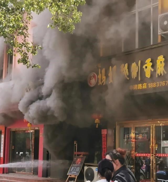 白的漫 危险!信阳市区一店铺突然起火,浓烟滚滚气味刺鼻