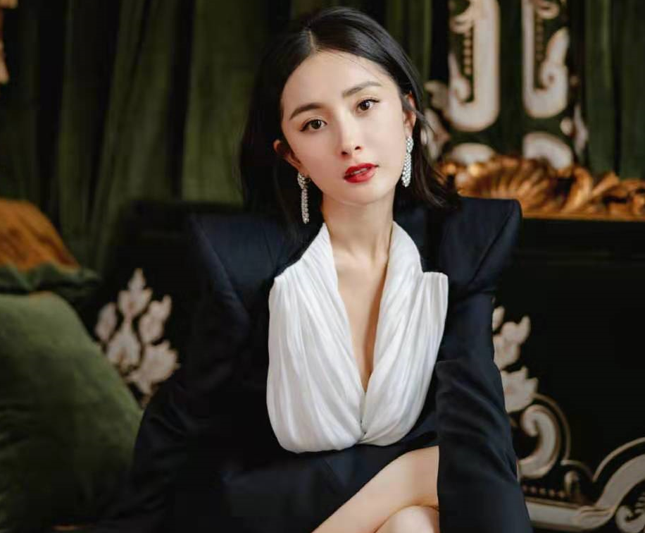 杨幂|35岁杨幂逛街被偷拍！穿渔网袜秀白嫩美腿，两手拎满袋子不见助理