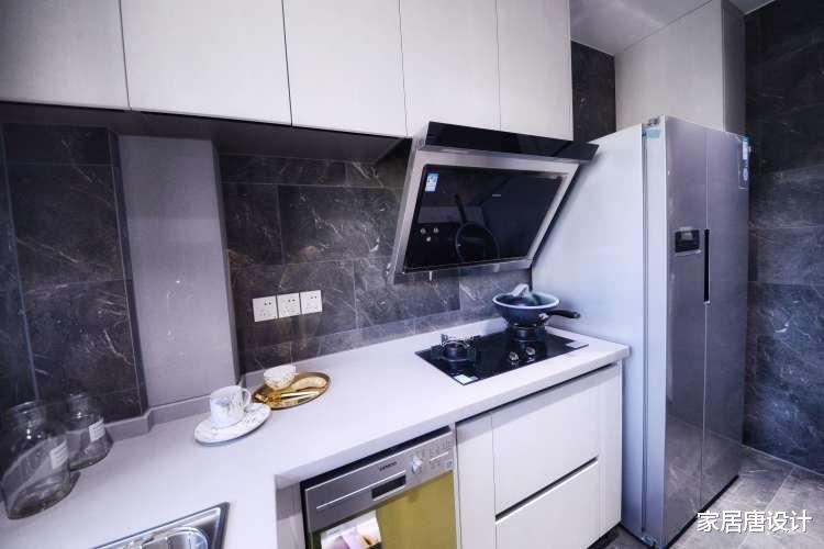 装修过程中只露面一次的业主,打开房门的一瞬间,还以为走错了家