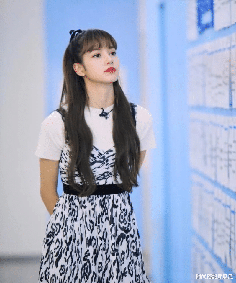 时尚搭配师瓜瓜|?女人再懒，穿T恤也别配牛仔裤，瞧下面潮人这样穿，时尚显高级