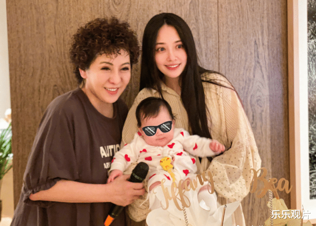 郭德纲|郭碧婷过第一个母亲节，尽显奢华贵妇气质，和向太一起抱女儿合影