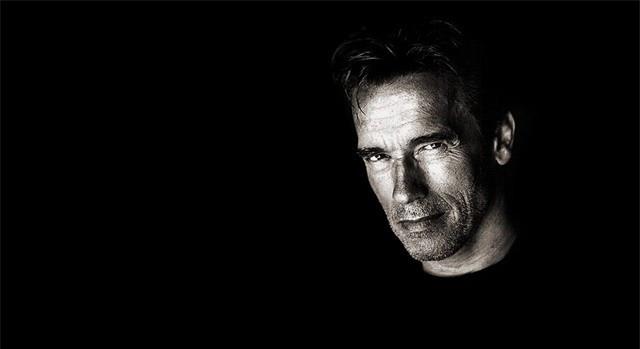 华灯初上|施瓦辛格回忆与女佣家中偷情：妻儿出门后，在客房发生关系