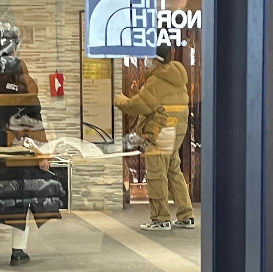 王俊凯|偶遇王俊凯张家口滑雪，跟朋友进店买袜子和护脸，私服好酷