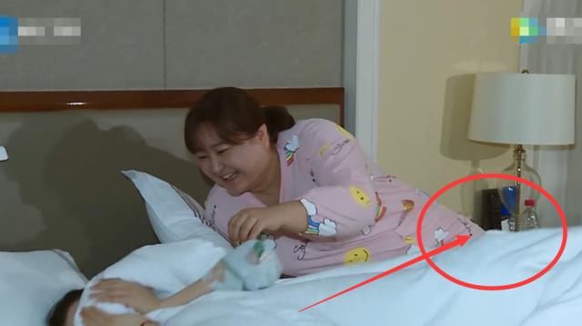 关晓彤|王牌穿帮明显，关晓彤床头“小白瓶”说明一切，只有观众蒙在鼓里