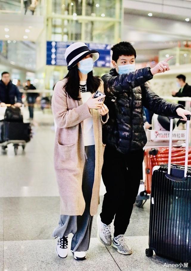Ainee小屋 王艳和儿子同框显得好温柔,穿大衣显出慈母气质,比儿子矮半个头