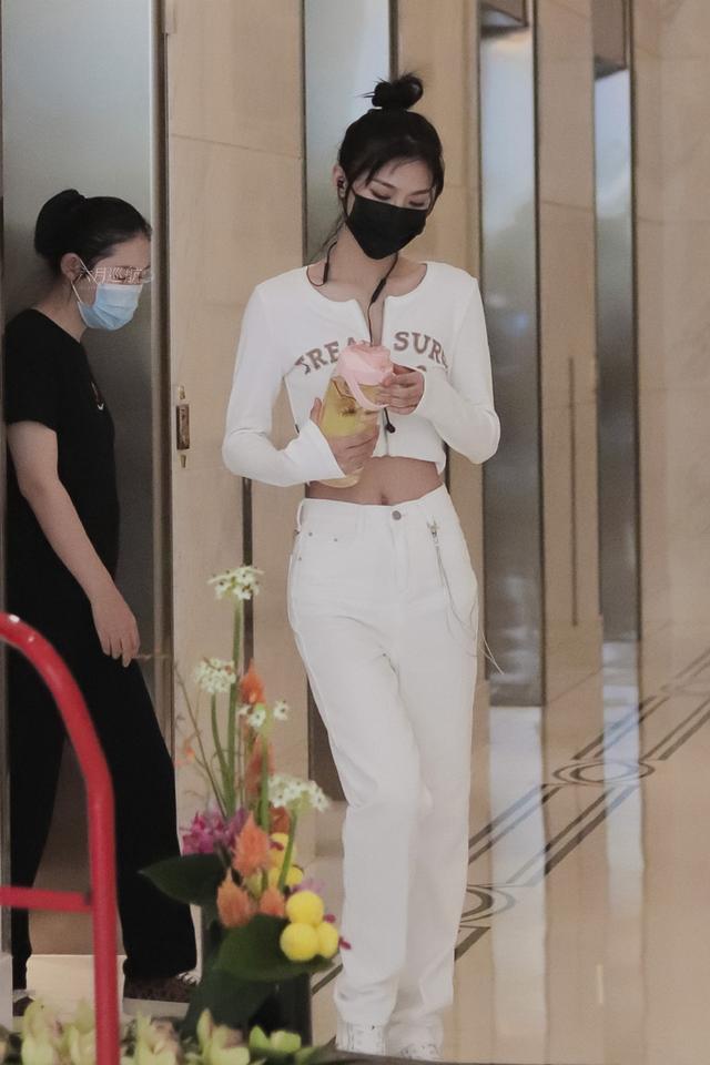 旗袍公馆|曾可妮真懂打扮，穿露脐装大方秀蛮腰，却被手上的大水杯抢镜