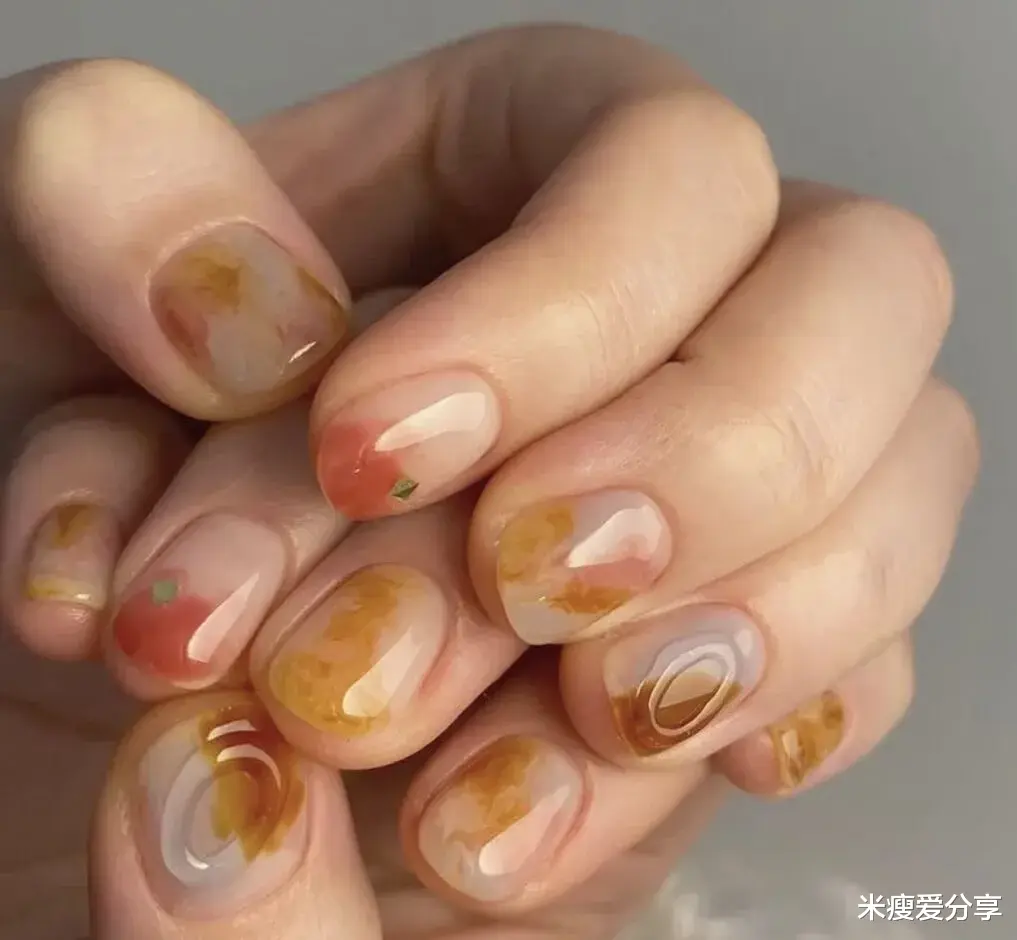 美甲|温柔的秋冬琥珀美甲，厌倦了花里胡哨，偶尔享受优雅