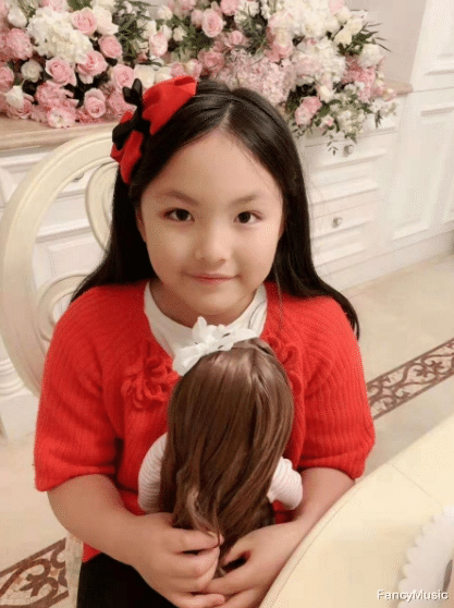 王力宏|王诗龄近照曝光，容貌娟秀气质大方，父母离婚后女儿却越发漂亮了