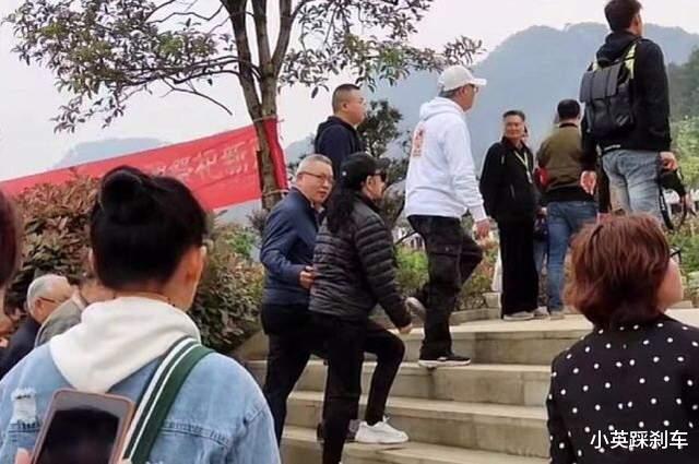 刘晓庆|刘晓庆回老家购买墓地，声势浩大阵仗强，家乡领导全程陪同！