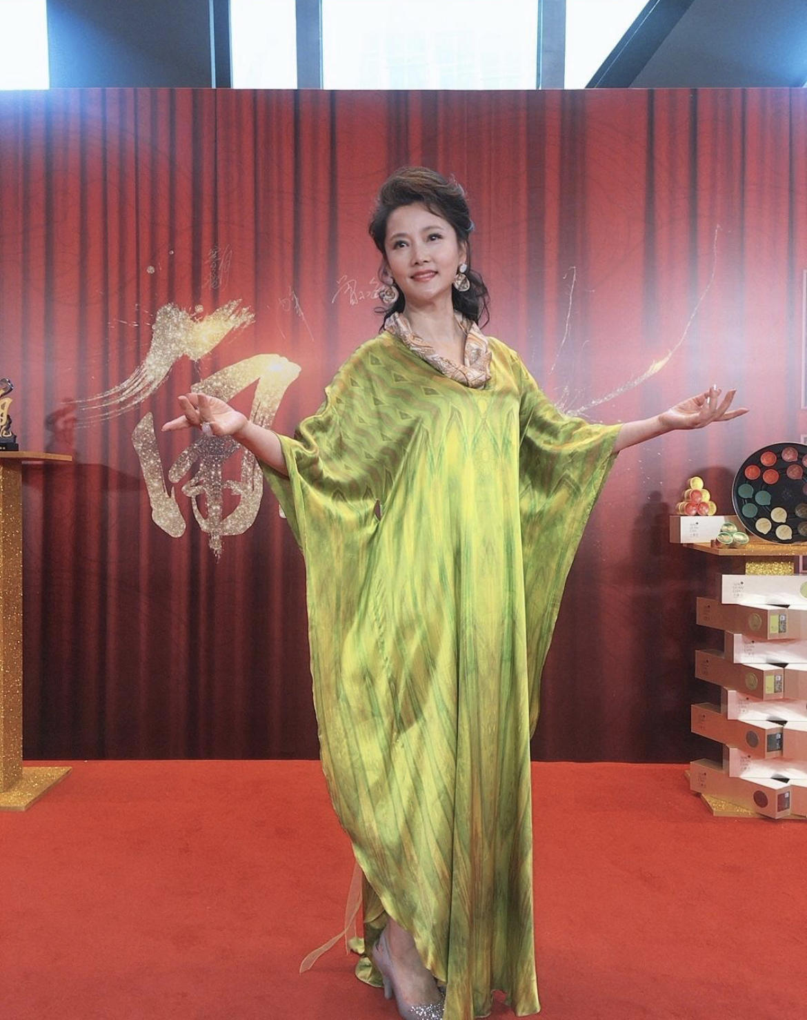 何有强|何赛飞穿出了“东方美精髓”，大红色暗纹旗袍古典温婉，端庄高贵