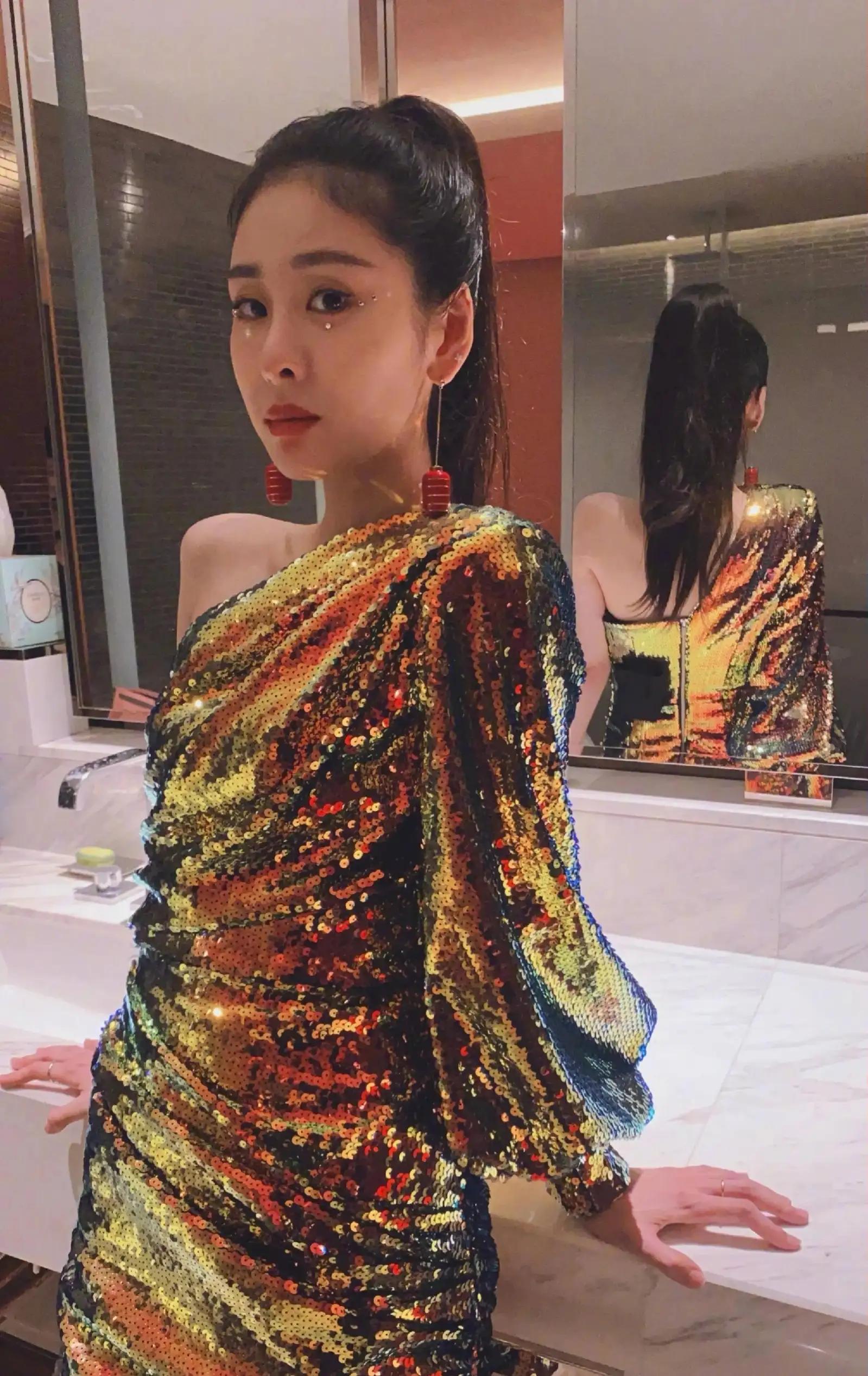 张碧晨|歌界女神张碧晨，妈妈身份丝毫没改变高贵的气质与性感的身材