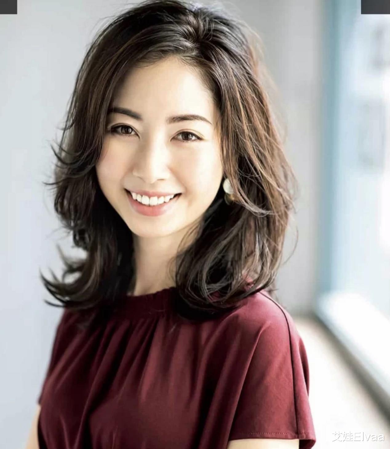 发型 50+女人冬天烫什么发型？这3种齐肩卷，照着烫就美