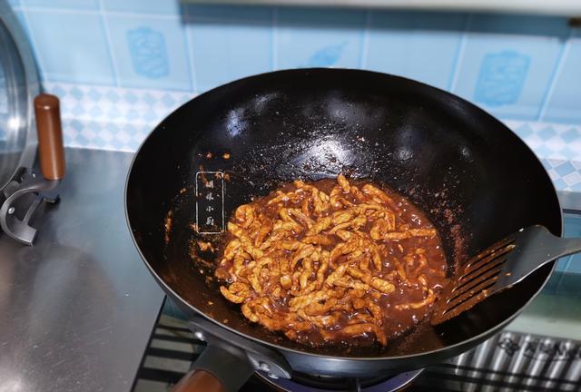 袁建明聊育儿|京酱肉丝的家常做法，不用炒酱，肉丝色泽红亮酱香浓郁