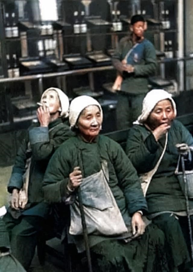 风霜添眉目|老照片:1948年的杭州,衣食无忧的富人公园闲坐,流浪汉露宿街头