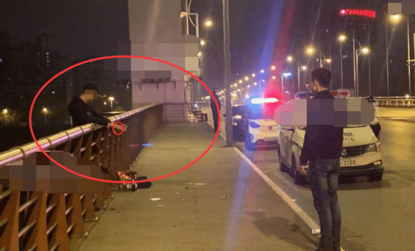 新闻八卦掌 广西一90后男子割腕后跳桥，在救生垫还没弄好的情况下，该男子直接坠下？