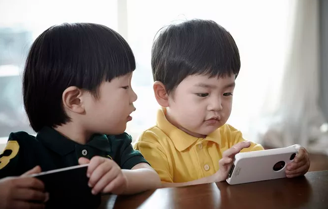 烫一壶浊酒|揭秘“玩“手机和”不玩“手机的孩子,十年后有什么区别呢?太真实了