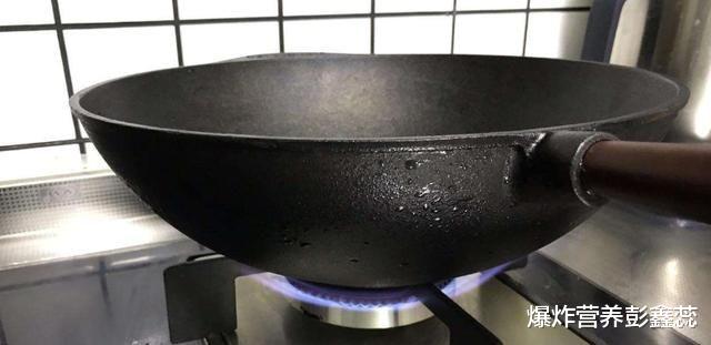 爆炸营养彭鑫蕊|常用不粘锅炒菜会致癌？全氟辛酸铵是不是有毒物质？看美国回答