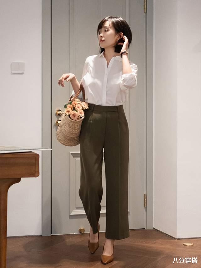 八分穿搭|35岁的女人建议多尝试简约风，浅蓝色衬衫搭配西装裤，高级时髦
