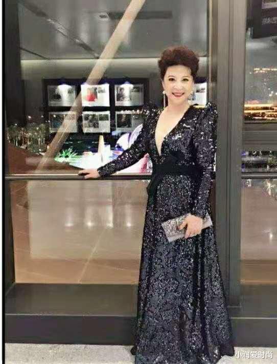 小润爱时尚|王馥荔优雅老去真时髦,身材发福了穿衣也端庄显瘦,真适合妈妈们