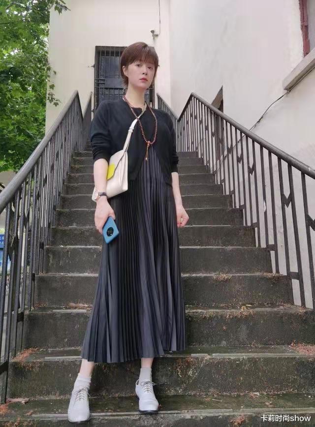 卡莉时尚show|蒋欣私服终于美了，百褶裙配开衫减龄又洋气，“瘦”下来漂亮极了