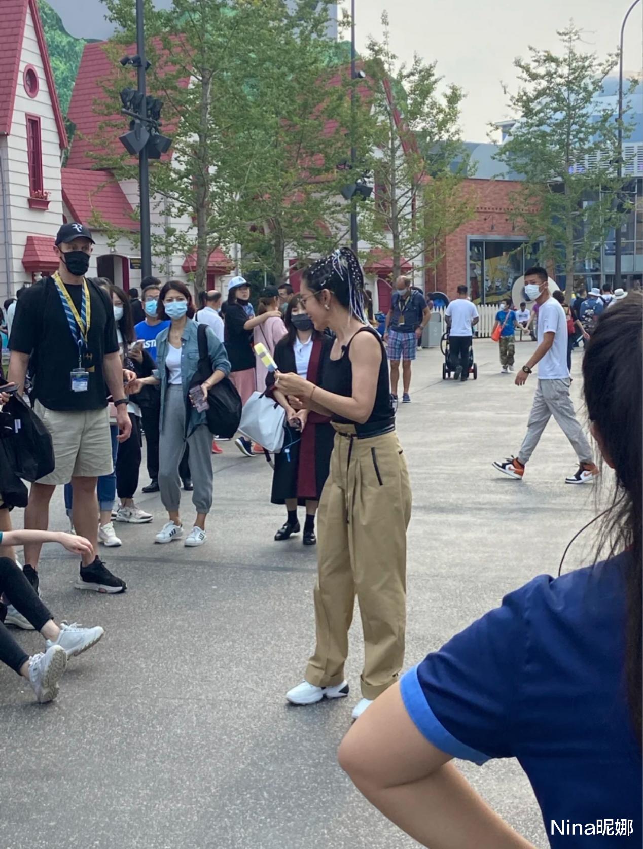 李冰冰|李冰冰环球影城被偶遇,穿背心变胖背厚手臂粗,扎脏辫这打扮一看就强势