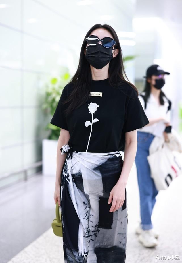 Ainee小屋|张俪这次有点减分了，T恤配围裹裙暴露H型身材，好在印花挺艺术