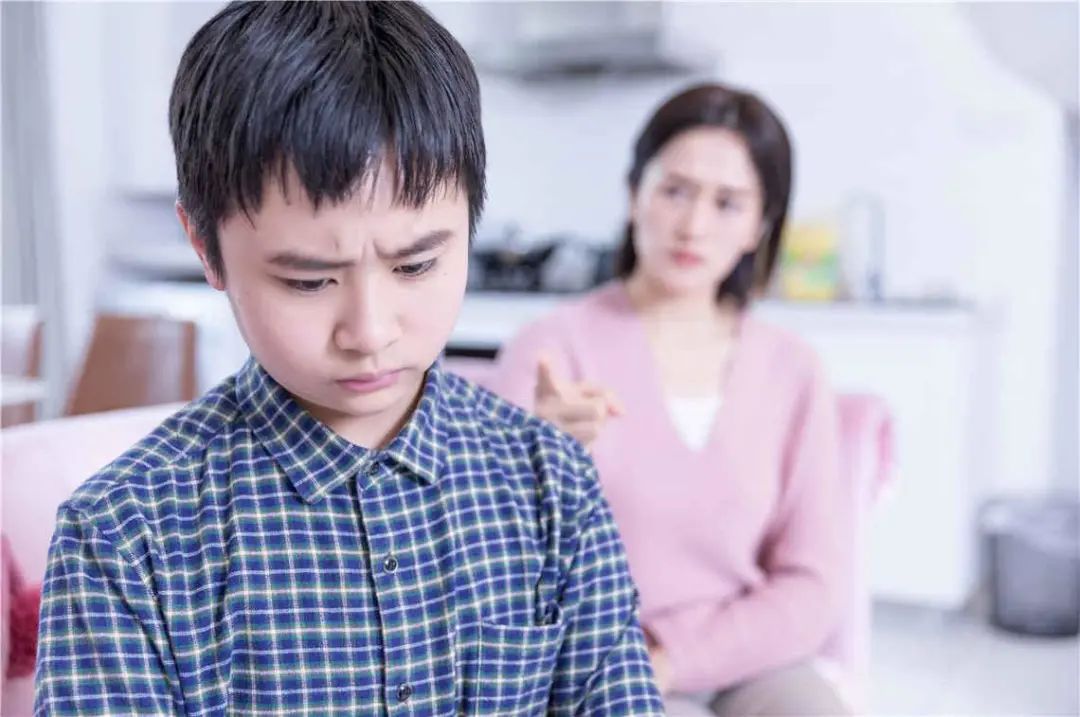 两口育儿|孩子不够自信，不要全都归罪于孩子的“玻璃心”，家长们也要反思