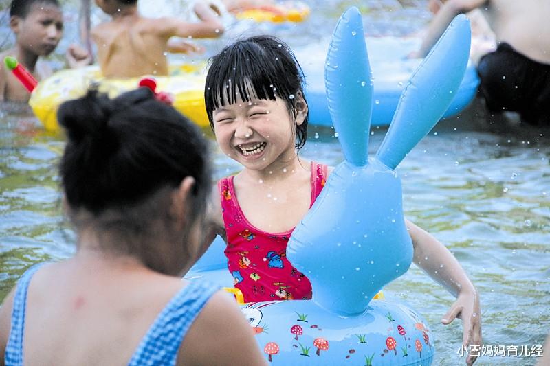 小雪妈妈育儿经|爸爸和妈妈一起洗澡,6岁的儿子发现后生闷气,随后一番话亮了