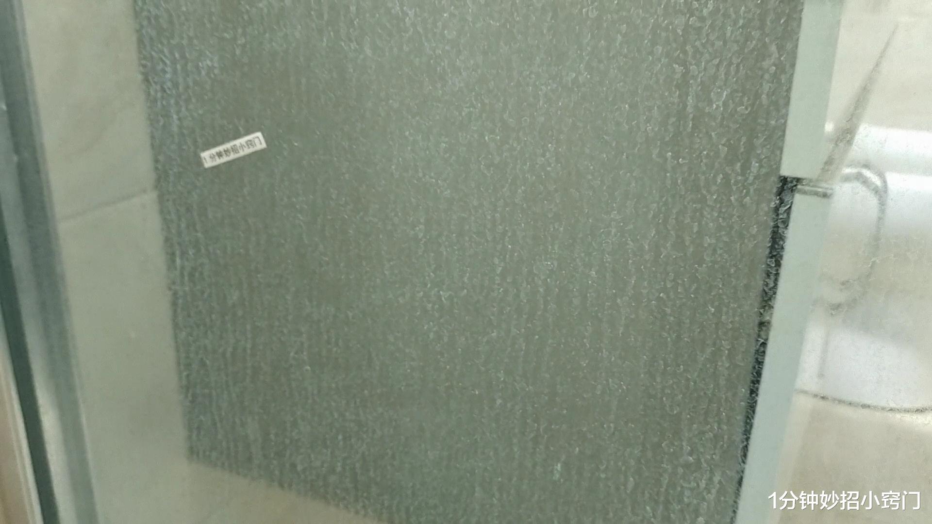 浴室玻璃上水垢擦不干净，分享清洁妙招，轻轻一抹全干净
