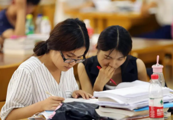 糯妈育儿经|考研内卷现状有多严重？万圣节NPC扮演“宁采臣”：工作就是看书