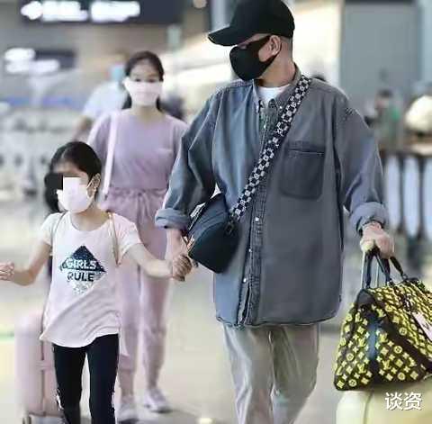 辣妈|文章与一女子带娃游玩，女方是单身辣妈颜值在线，一同登记入住酒店