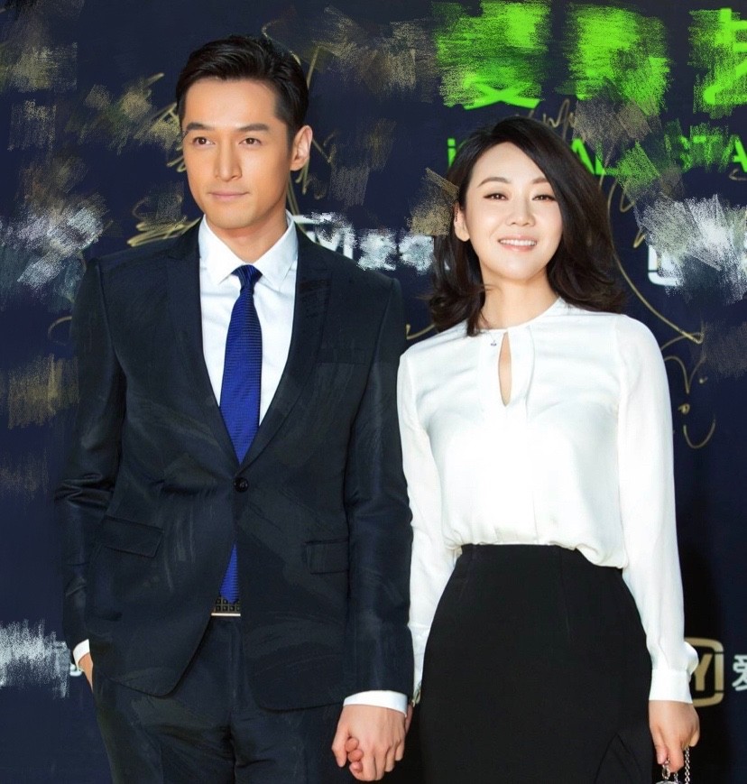 闫妮|50岁闫妮京剧造型曝光，皮肤弹嫩有少女感，翘兰花指扬袖很专业