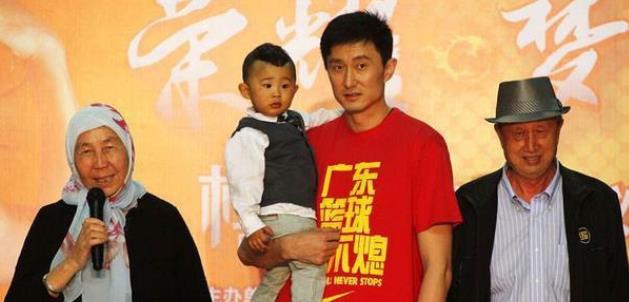 杜锋|中国男篮杜锋：姐姐开餐馆供他打篮球，成名后给姐姐养孩子