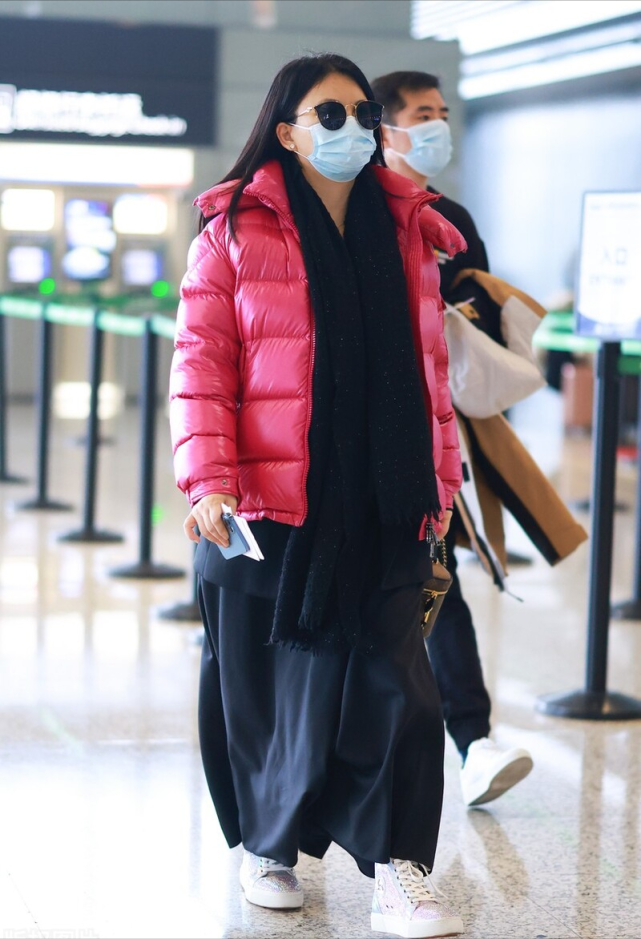 李湘|老公再陷出轨事件！李湘首露面丝毫不畏惧，高调炫富穿着尽显富态