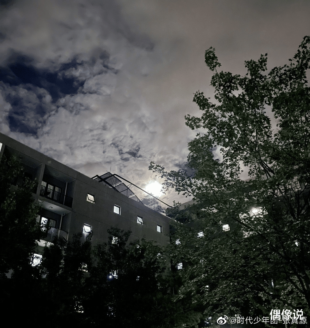 白梦妍|张真源晒大学宿舍自拍照，穿中戏校服很帅，背后洗漱用品摆放整齐