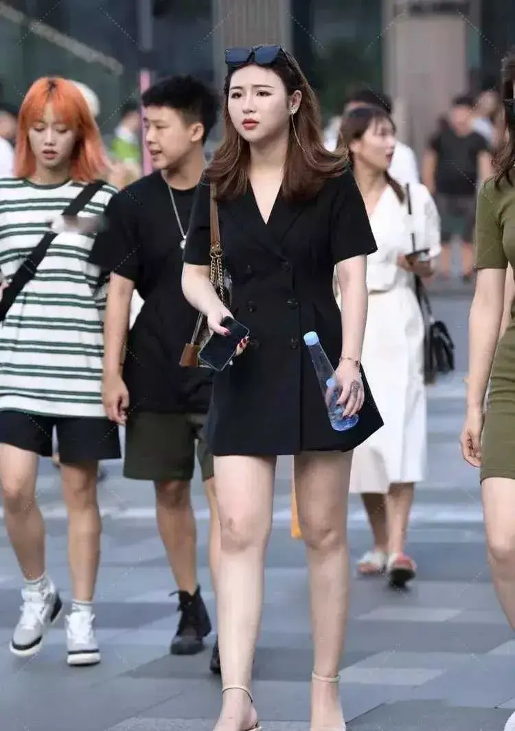 就聊一下|又是一个穿西服套装的美女,难道今年流行西服套装吗