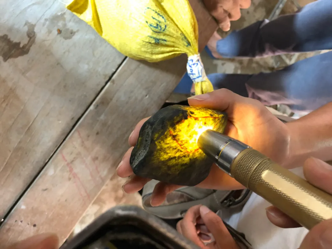 翡翠|巴掌大的全赌翡翠料子，切出“果冻”级，太梦幻