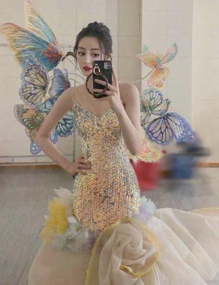 迪丽热巴|迪丽热巴《驭鲛记》开机，却被腿上的裤子抢镜，网友：你是女生啊