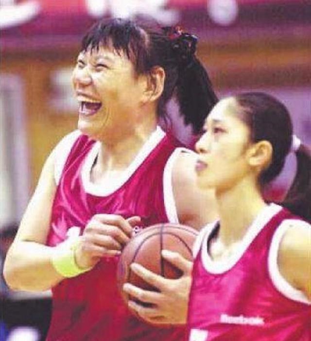 城市的时代 前女篮郑海霞，曾声名大噪，今54岁无儿女，双腿变形不见老公身影