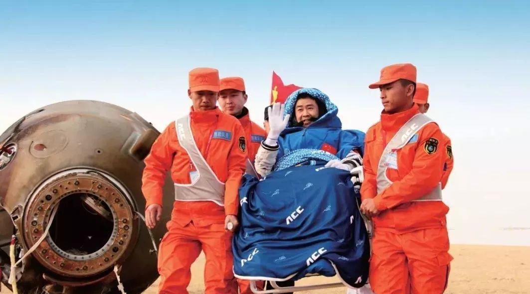宇航员刚返回地球,为什么都站不起来,要坐在轮椅上被抬着走?