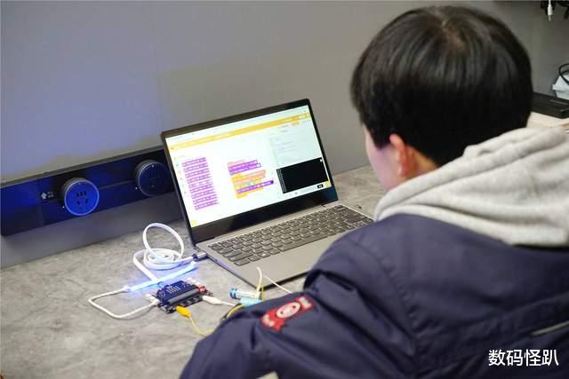 亚马逊|编程的低成本尝试:这套盒子让写的代码直接能在实物上面得到验证