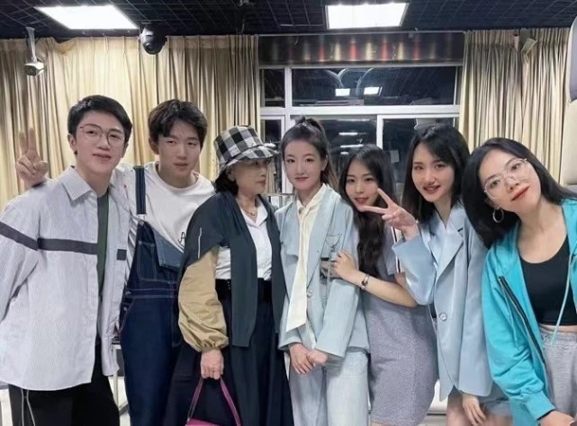 穿衣搭配|董明珠22岁秘书又上热搜!明星脸美出圈衣品更出色,职场穿搭好美